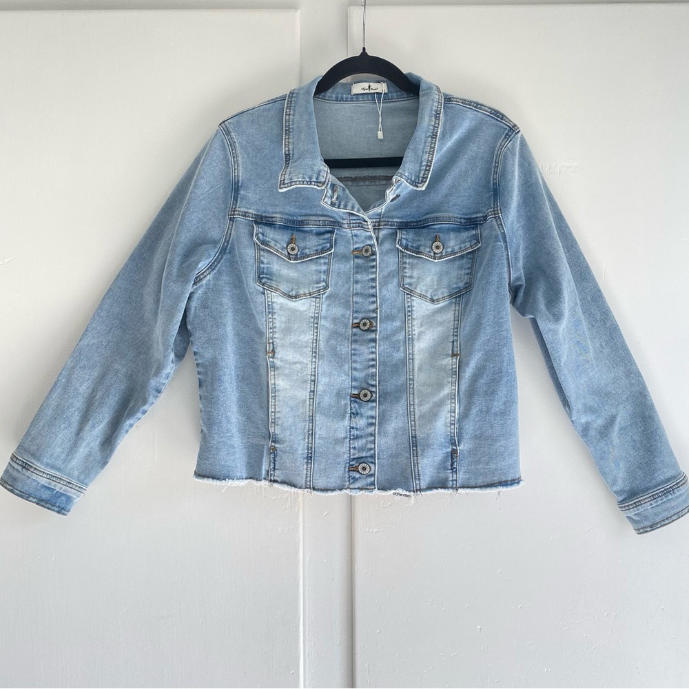Agnes Orinda Cropped Light Wash Denim Jacket - Classic Lightweight Raw Hem XL